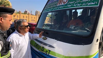 محافظ الدقهلية يتابع سيارات السرفيس والنقل الجماعي بشارع المشاية