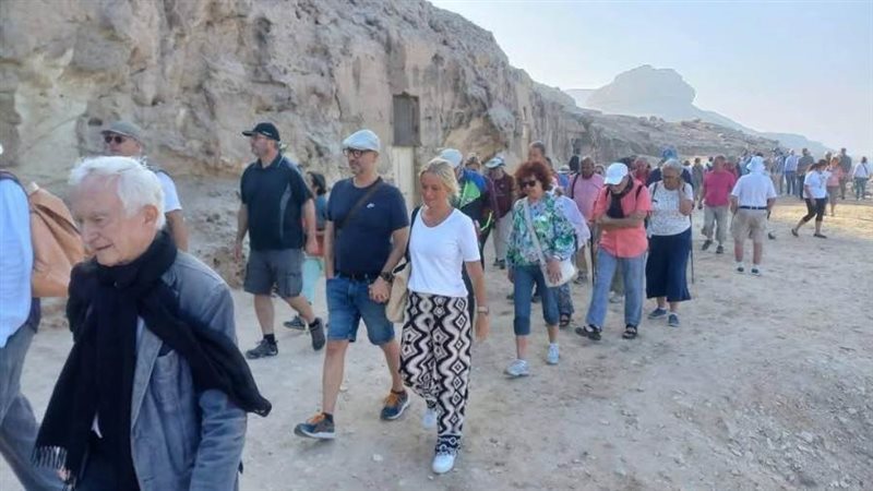 وفود سياحية تزور