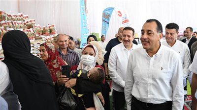 رئيس الوزراء يتفقد سوق اليوم الواحد للسلع الغذائية بأشمون