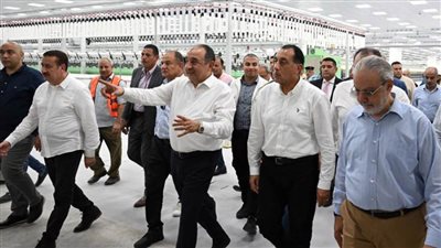 رئيس الوزراء يتفقد مصنع 