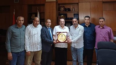 تكريم رئيس هيئة الأبنية لجهوده في القضاء على الكثافة الطلابية 