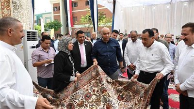 رئيس الوزراء يتفقد معرض صناعات الحرف اليدوية والتراثية بقرية شمّا بأشمون