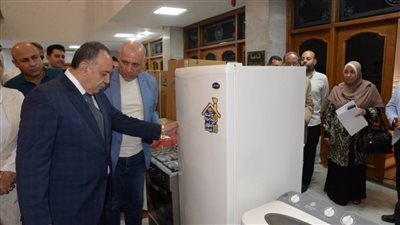 محافظ أسيوط يوزع أجهزة كهربائية وأثاثًا للأسر الأولى بالرعاية بمنطقة المصلى 