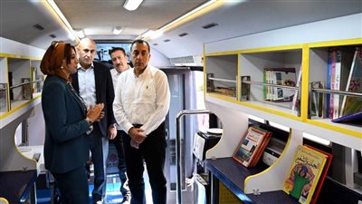 رئيس الوزراء يتفقد وحدة المكتبة المتنقلة بقرية شمّا بمركز أشمون