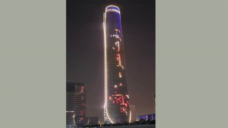 البرج الأيقوني يضيء