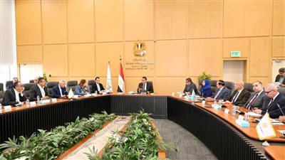 وزير الإسكان يهنئ شركة المقاولون العرب لحصد 5 جوائز 