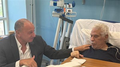 بالصور.. الخطيب يزور حسن شحاتة في المستشفى