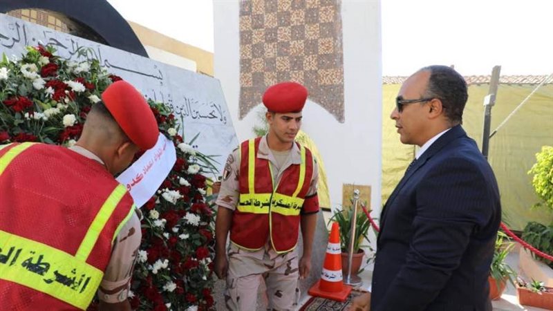 وضع اكليل من الزهور