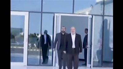 المصريون يتداولون على مواقع التواصل صورة وفد حماس يتجول في شرم الشيخ