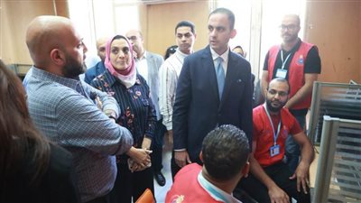 نائب وزير الصحة والسكان يراقب آلية عمل غرفة الخط الساخن 