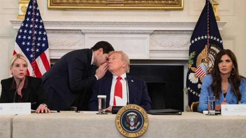 روبيو يهمس في أذن