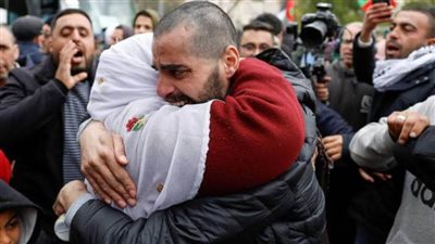 يديعوت أحرونوت: مصلحة السجون الإسرائيلية تلقت أمرًا بالإفراج عن سجناء فلسطينيين