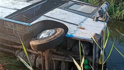 دون إصابات.. انقلاب أتوبيس تابع لمدرسة بملوي جنوب المنيا.. صور