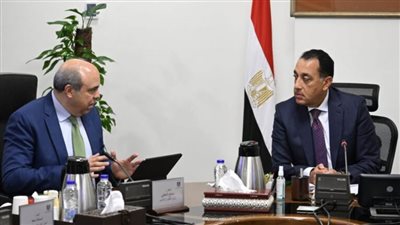 رئيس الوزراء يتابع الموقف التنفيذي لمشروع مبنى 4 بمطار القاهرة الدولي