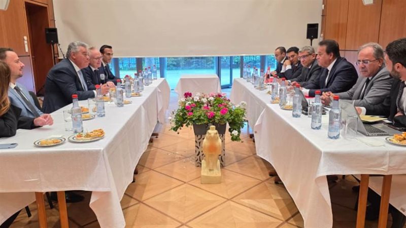 اجتماع وزير الصحة