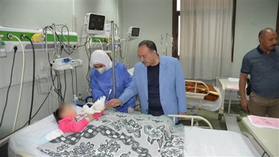 محافظ أسيوط يزور الأطفال المصابين في حادث سقوط تروسيكل بمنقباد ويطمئن على حالتهم الصحية