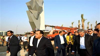 رئيس الوزراء يطمئن ميدانيا على انتهاء أعمال تطوير المنطقة المحيطة بالمتحف المصري الكبير
