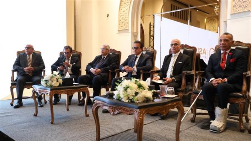 وزير الصحة في مؤتمر