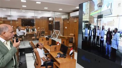 محافظ المنيا يتابع من مركز السيطرة انتظام العمل بمحطات الوقود والمواقف