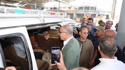 محافظ المنيا يتفقد المواقف ومحطات الوقود لمتابعة تطبيق التعريفة الجديدة للمواصلات