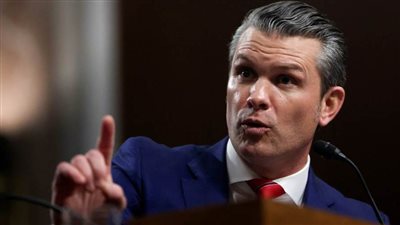 وزير الحرب الأمريكي يجلس أمام زيلينسكي مرتديا ربطة عنق بألوان العلم الروسي