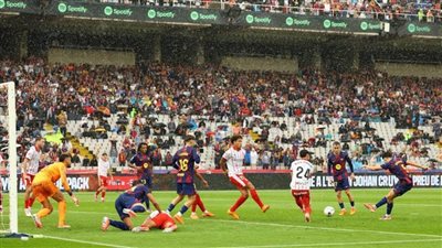 برشلونة يعتلي عرش الليجا بفوز صعب على جيرونا