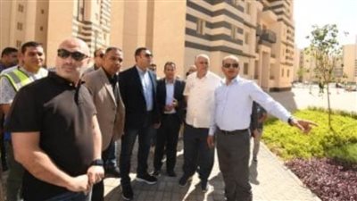 وزير الإسكان يختتم جولته اليوم بمتابعة أعمال الطرق والمحاور وأعمال التطوير بمدينة العبور