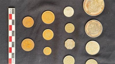 اكتشاف كبسولة رصاصية نادرة تحتوي على مجموعة عملات تاريخية بحي وسط الإسكندرية