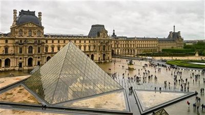 لصوص يقتحمون اللوفر ويسرقون مجوهرات تاريخية ذات قيمة ثمينة