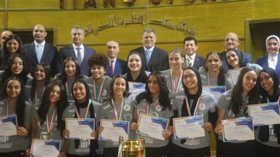 وزير الرياضة يكرم بطلات أفريقيا لكرة اليد ويعدهم بمكافأة مجزية 