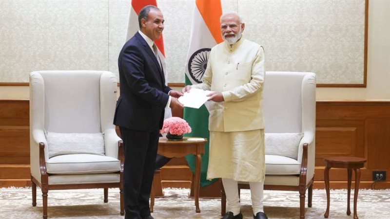 عبدالعاطي يسلم مودي