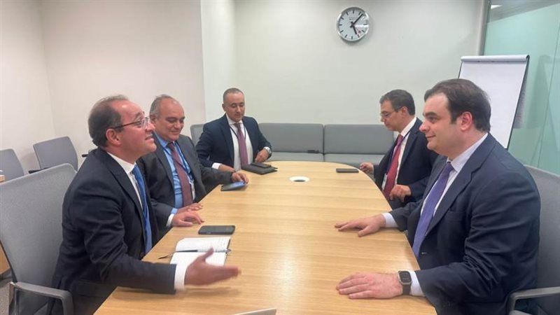 خلال الاجتماع