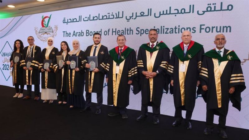 عامل عدوي يتوسط الخريجين