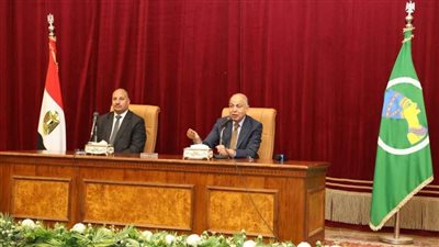 محافظ المنيا يعقد لقاءً موسعًا لمناقشة التحديات التي تواجه المدارس