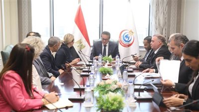  وزير الصحة يبحث تقدم ميكنة منظومة تغيير الصمام الأورطي بتقنية عالمية