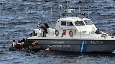 خفر السواحل اليوناني ينقذ 42 مهاجرًا بالقرب من جزيرة جافدوس