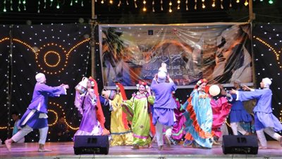 في مهرجان أسوان.. فرق الفنون الشعبية تتألق في حفل السوق السياحي بحضور جماهيري كبير 