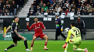 ليفربول يُمطر شباك فرانكفورت بخماسية قاسية في دوري الأبطال 