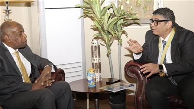 الاتحاد العربي للمحاربين القدماء يهدي وسام الشرف لرئيس دار الأوبرا المصرية 