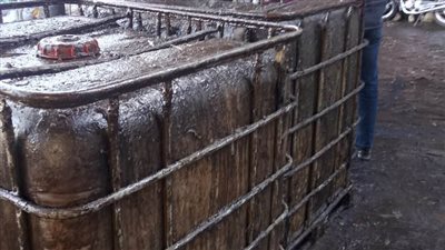 بالصور.. قبل إعادة تدويرها.. ضبط 10 أطنان زيت طعام مستعمل داخل مخزن بالغربية