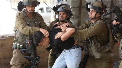 الاحتلال يعتقل نحو 13 فلسطينيا من الضفة