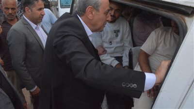 بالصور.. محافظ الغربية يراجع مدى الالتزام بتعريفة الأجرة فى مواقف طنطا وكفر الزيات