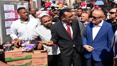 محافظ الأقصر يفتتح سوق اليوم الواحد لتوفير السلع بأسعار مخفضة