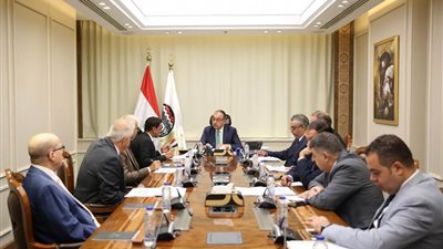 وزير قطاع الأعمال العام يستقبل وفدًا من شركة 