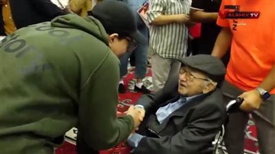 بالفيديو.. المستشار محمود فهمي يشارك في انتخابات الأهلي على كرسي متحرك 