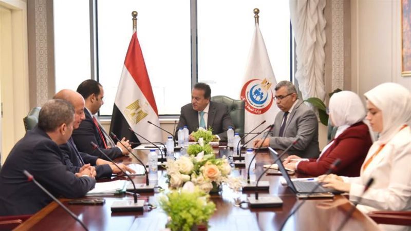 اجتماع وزير الصحة