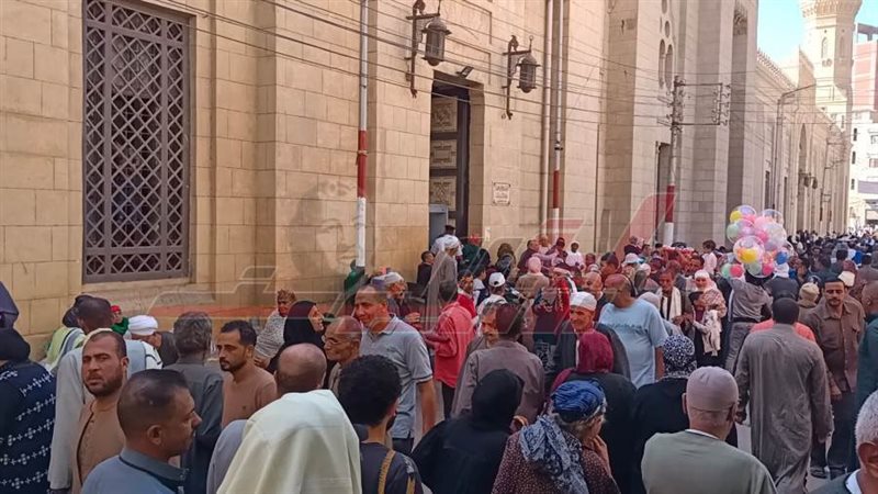 توافد المواطنين علي