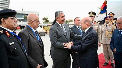 وزير الرياضة والسفير اليمني يستقبلان العليمي لحضور افتتاح المتحف المصري الكبير