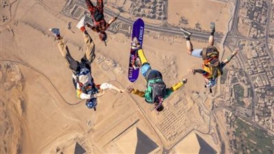 تزامناً مع احتفالات مصر بافتتاح المتحف الكبير.. 1350 قفزة على سفح الأهرامات
