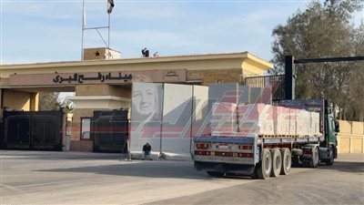 الهلال الأحمر يدفع بأكثر من 8 آلاف طن مساعدات غذائية وإغاثية عبر قافلة «زاد العزة» الـ63 إلى غزة